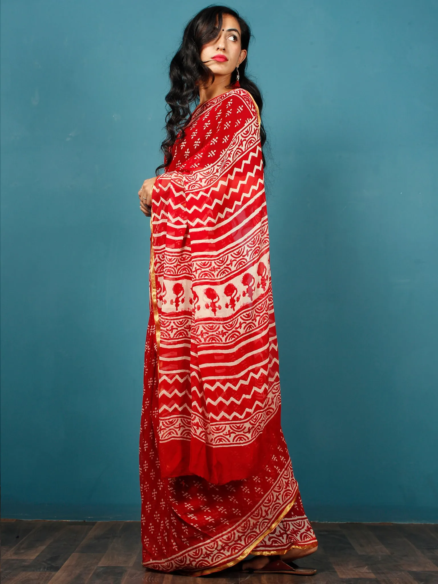 Red White Hand Block Printed Chiffon Saree with Zari Border - S031702796